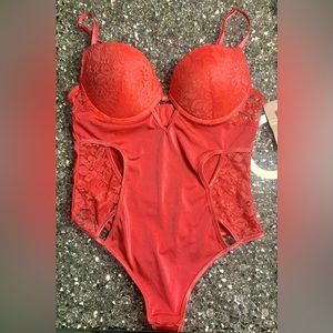 *BRAND NEW, TAGS ATTACHED* M- coral lace teddy